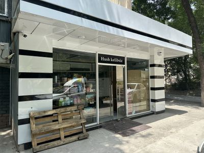 Чилонзор 22 квартал йулни йузида таййор дукон сотилади 77 кв