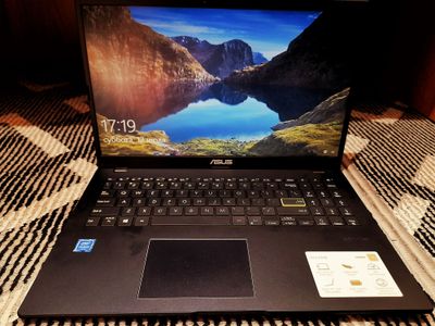 Asus notebook sotiladi