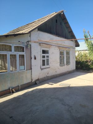 Товоксойда 8 сотикли ховли уй сотилади.