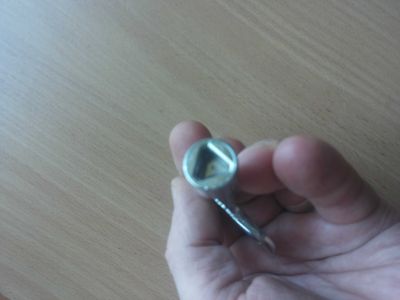 Трехгранный ключ из металла для электрических шкафов