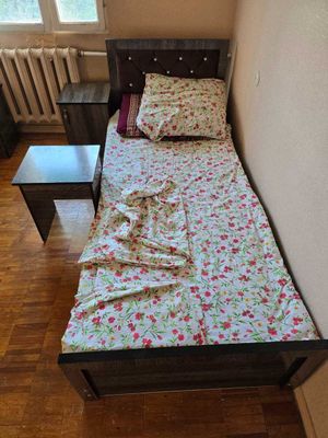 Комплект диван ва тумбочка, стули билан бирга сотилади. 800.000 сум