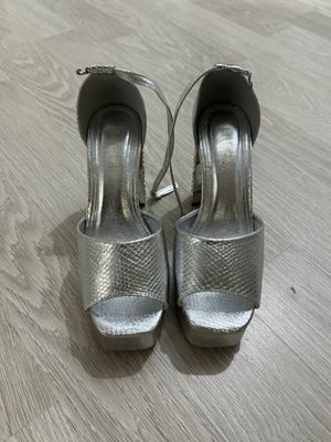 Продается босоножка размером 37