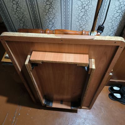 Продается 3 стола за 500 тысяч сум.
