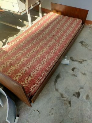 Кровать деревянная