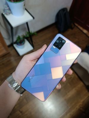 Продаю телефон V21e