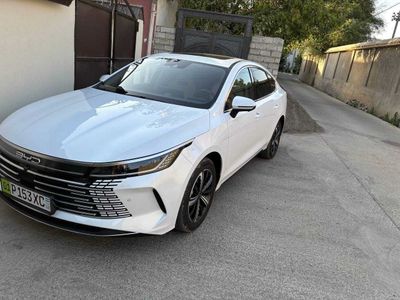 BYD Chazor DM-i Flagship PHEV 2023 белого цвета