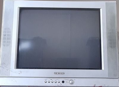 Televizor sotiladi.