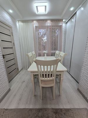 Продаётся стол со стульями (6шт). В хорошем состоянии.