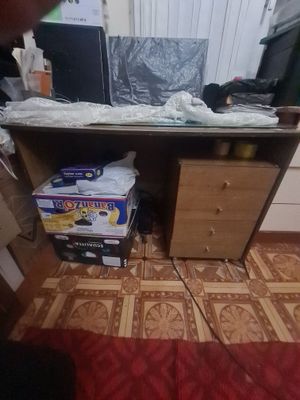 Продается письменный стол с тумбой