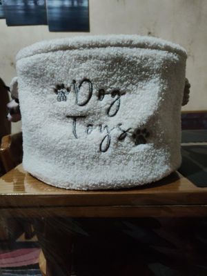Продам новую, мохнатенькую корзину для собачьих игрушек и вещей.