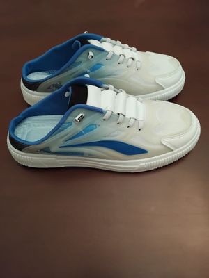 Кроссовка