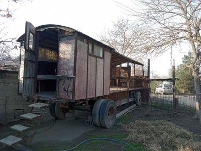 Пчеловодный прицеп в комплекте: улья, медогонка, фляги Сергели