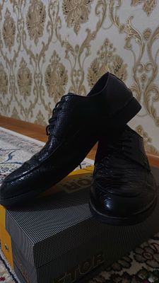 Erkaklar oyoq kiyimi holati zor Xitoy razmer 43