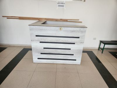 Барная стойка (Reception) учун мебел холати яхши
