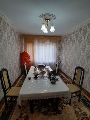 Шайхонтохур туманида 4 хонали квартира сотилади.