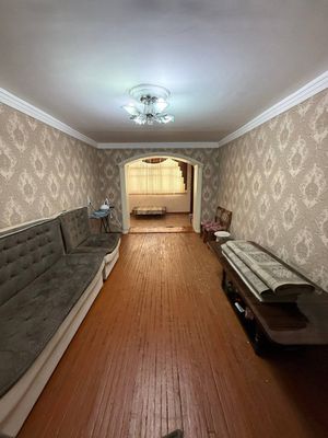 Шаҳар марказида 3 хонали ғиштлик квартира сотилади