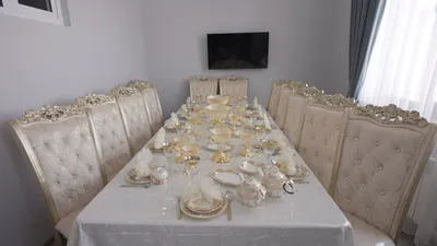 Стол и стулья