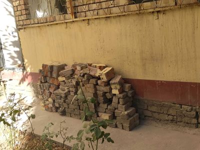 Отдам даром рамы старые и кирпич