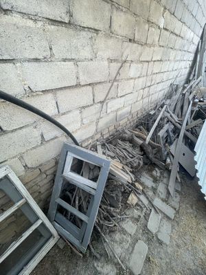 Дрова, доски, бывшие окна