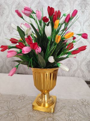 Композиция из искусственных цветов