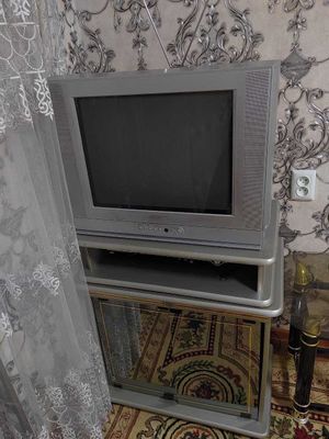 Телевизор Samsung CS-21K3MHQ вместе с подставкой