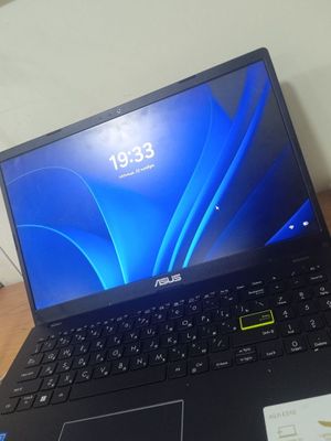 Asus E510 karobkasi bilan