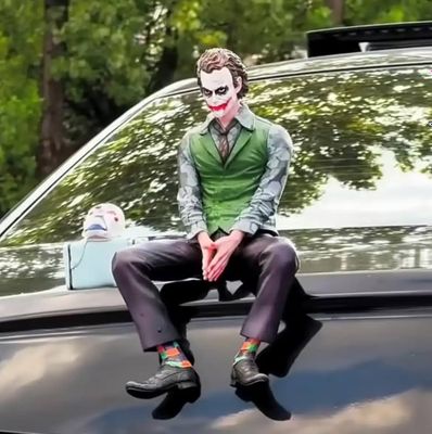 Joker figurka avtomobil va ofiz uchu