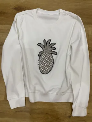 Белая кофта с ананасом