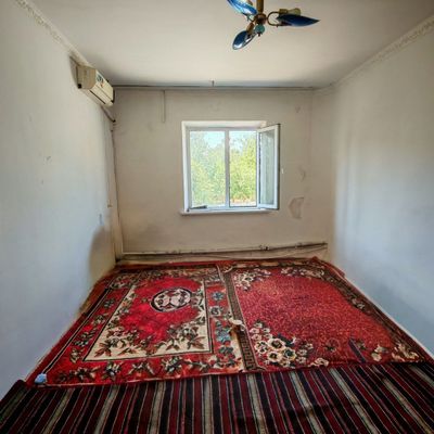 Нурбек Оркасида 4этажкани 2этажида 1хонали 2хона килинган кв сотилади