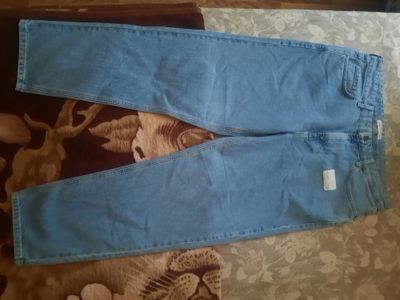 Продаются мужские джинсы.