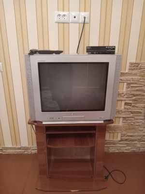Televizor tyuneri va televizor qo'ygichi bilan birga