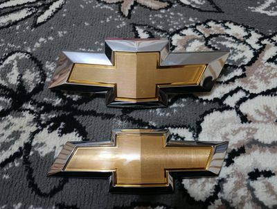 Sotaman Cobalt uchun Chevrolet emblemalari.