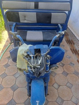 motosikl tokda yuradi,