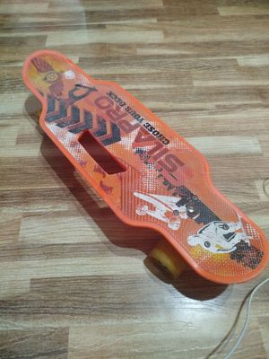 Скейт почти новый.колеса с подсветкой.цена 150 тыс.