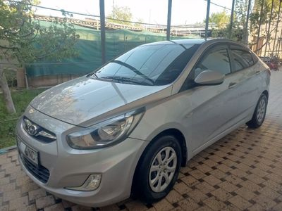 Hyundai Accent sotiladi