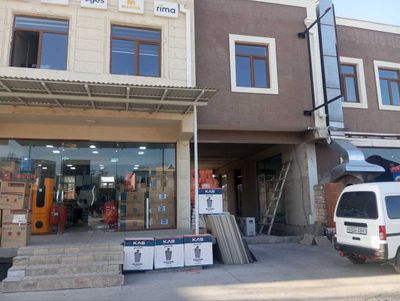 Raymag kalsoda kolxoz yolida 2-qavatdagi xonalar ijaraga beriladi.