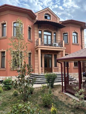 М Горького (Никитина ) евродом 10 комн. 6 Соток