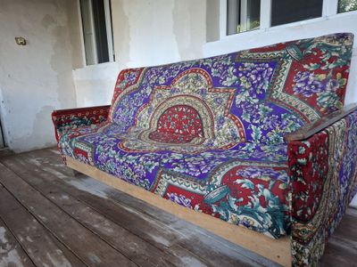 Диван сатылады, спальный кылып койсанызда болады, бахасы 100минг