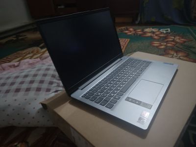 Продаю ноутбук Lenovo IdeaPad 3 / Ryzen 7 5700U / 8 ГБ ОЗУ / 1 ТБ HDD