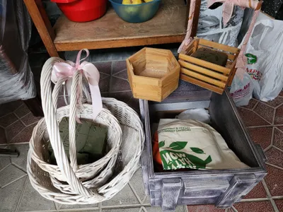 карзины и кашпо для цветов.