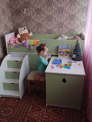 Детская кроватка со столом и гардеробом.