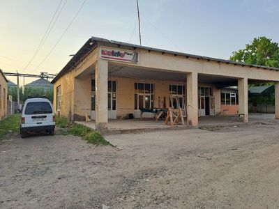 Нотурар бино Яккабоғ темир йўл вокзали олдида