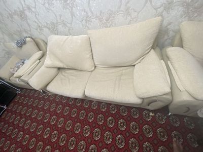 продается диван. На среднем состоянии .