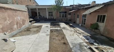 Фаргона Маркази Иссик нон ру'парасида жойлашган ер уй сотилади