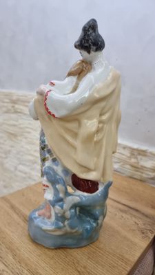 Статуэтка фарфоровая.
