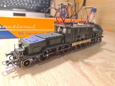 Модель Локомотив электровоз br1189 крокодил roco