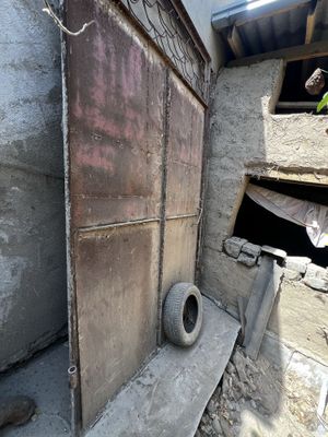 Darvoza balandligi 3 metr * eni 4.10 metr oldida eshigi bilan eni 90