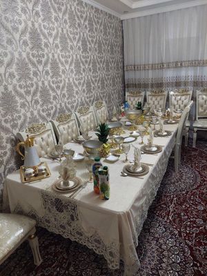 Продается стол и стулья с комодом для гостиной