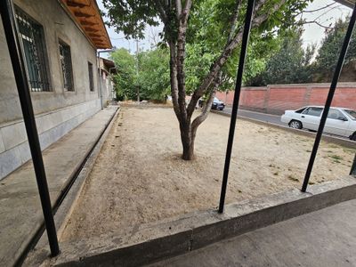 Hovli sotiladi sentrda