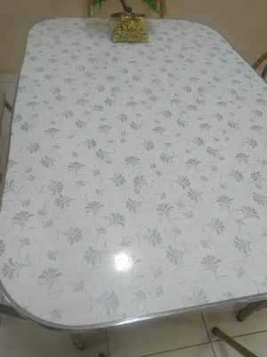 Стол стулья в новом состоянии